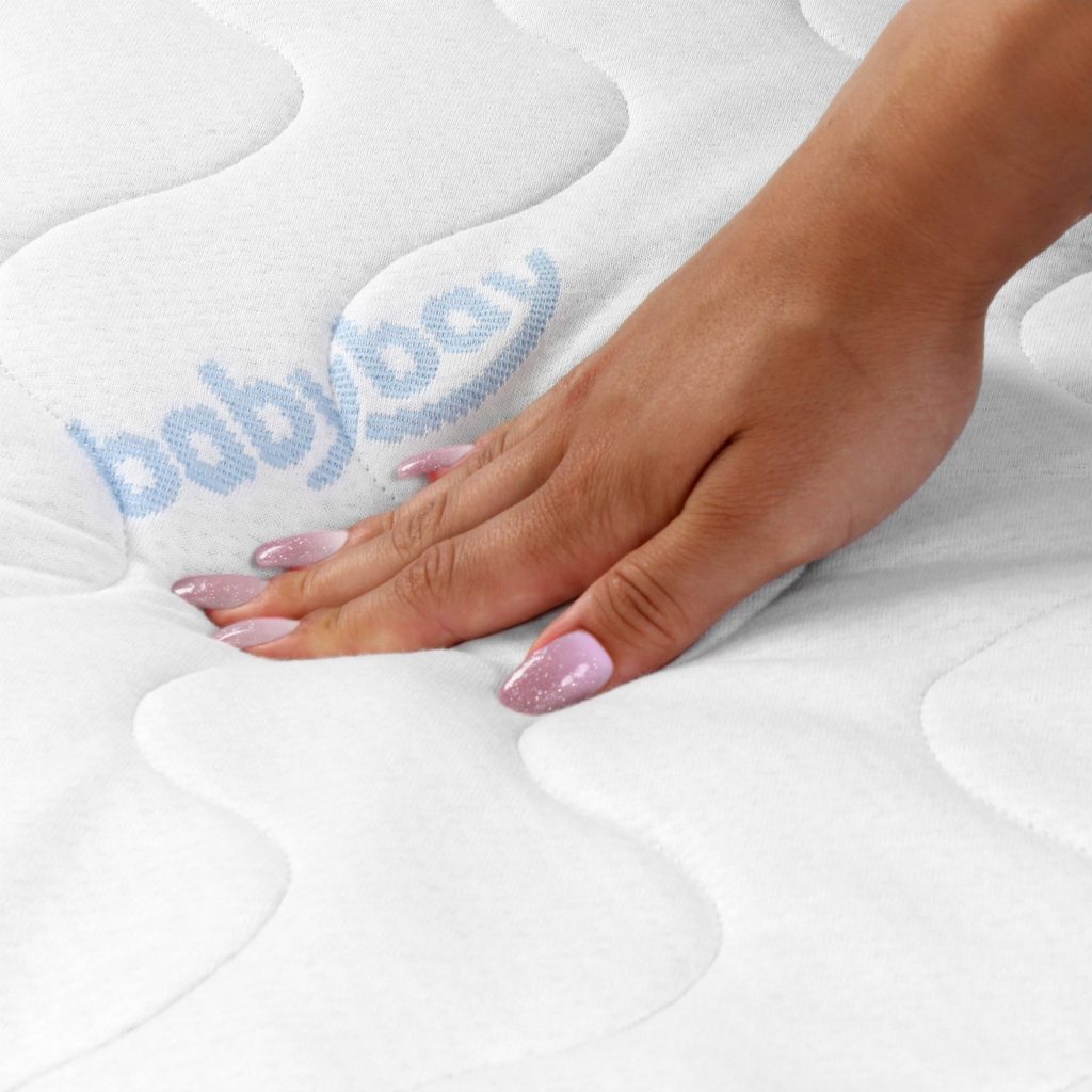 Babybay MediTex extraluftig Original, dłoń na pikowanym pokrowcu
