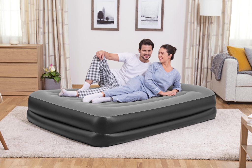 Bestway Tritech Queen: para na materacu w salonie