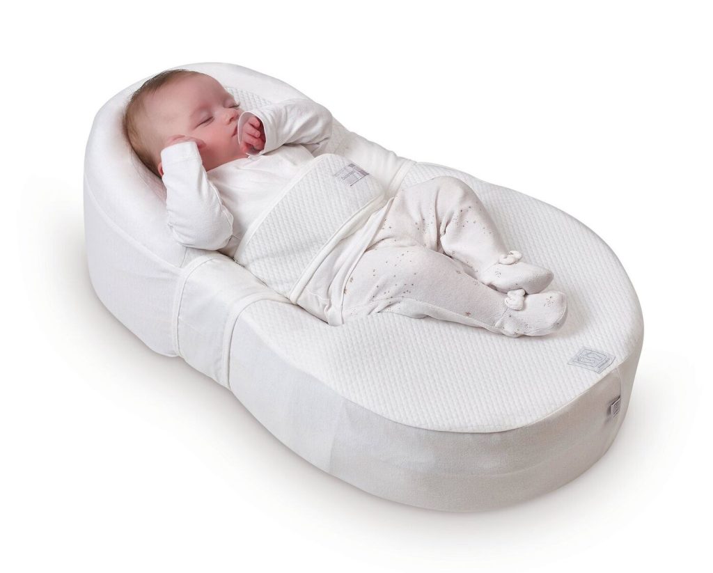 Red Castle Cocoonababy z niemowlęciem zabezpieczonym pasem