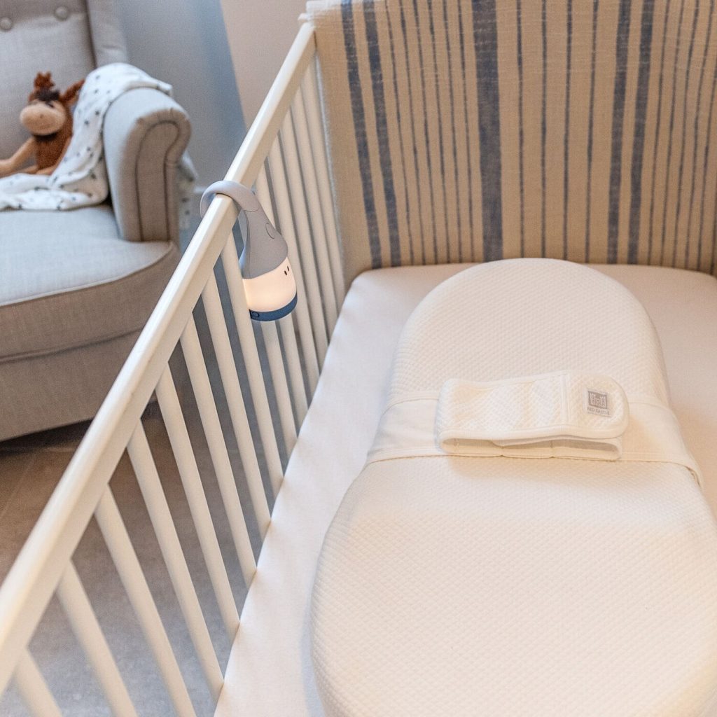 Red Castle Cocoonababy ułożony w drewnianym łóżeczku