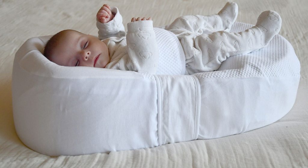 Red Castle Cocoonababy, niemowlę w gniazdku na łóżku