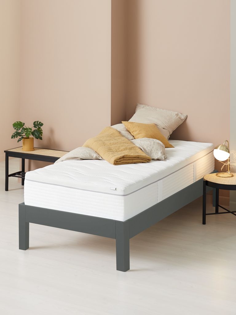 Materac Dreamzone Driva na łóżku w sypialni