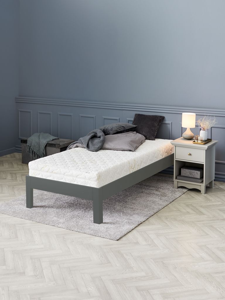 Materac Dreamzone Oselva na łóżku w sypialni