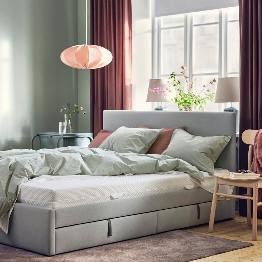 Materac IKEA ÅBYGDA na łóżku w sypialni