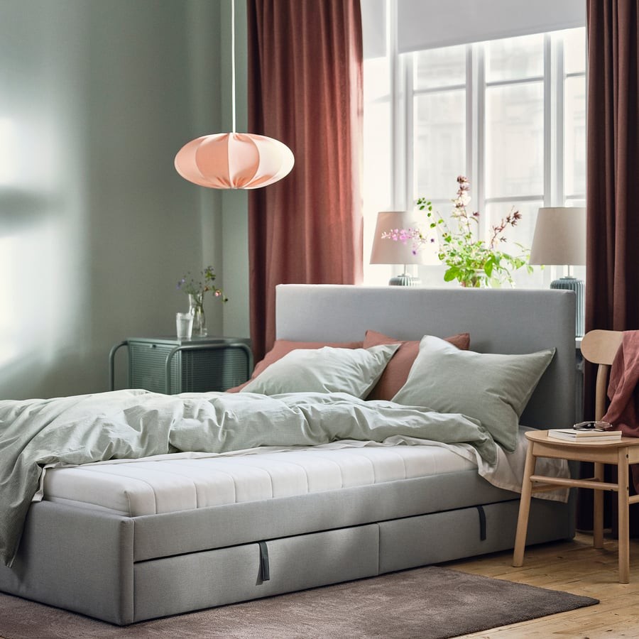 Materac IKEA ÅFJÄLL na łóżku w sypialni