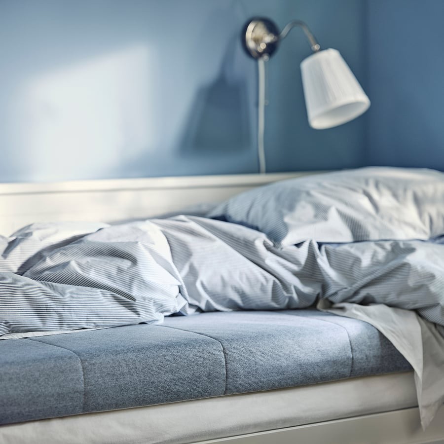 Materac IKEA ÅGOTNES na łóżku jednoosobowym