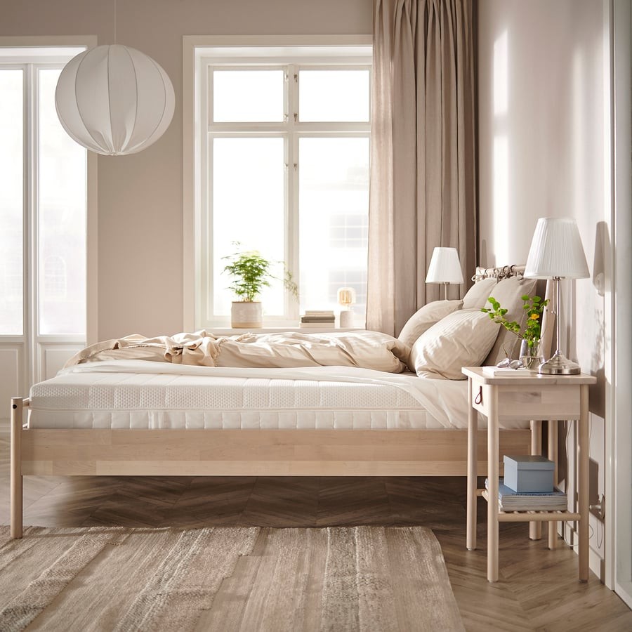 Materac IKEA ÅKREHAMN na łóżku w sypialni