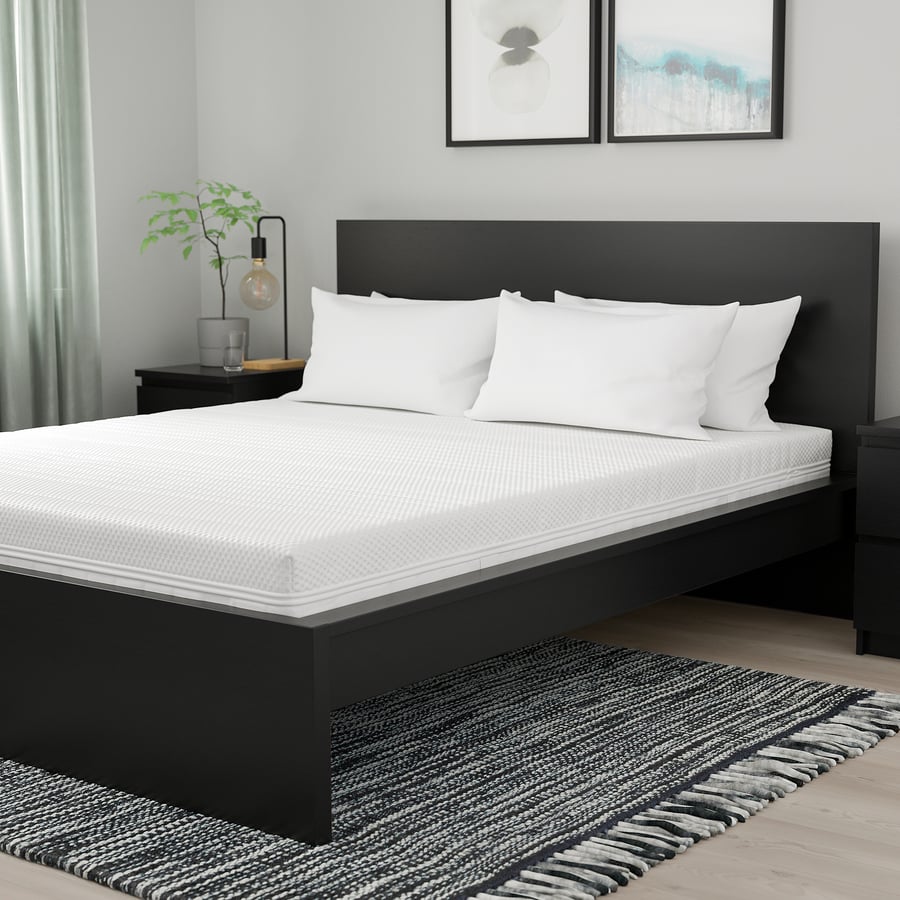 Materac IKEA ÅNNELAND na łóżku w sypialni
