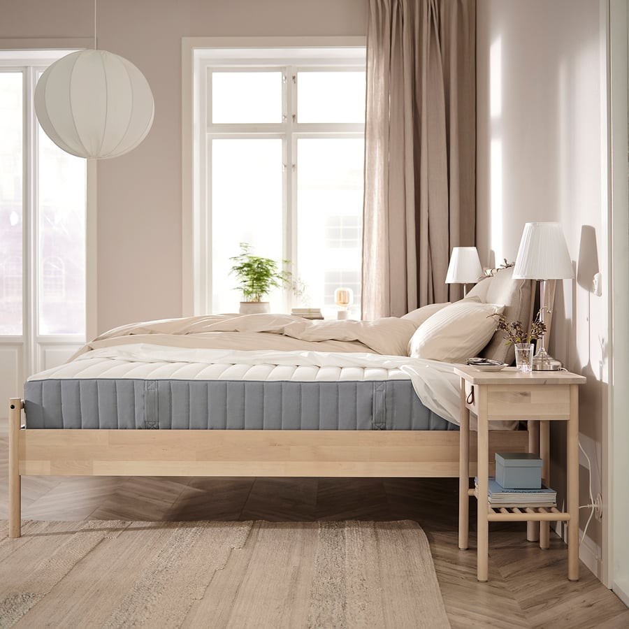 Materac IKEA VALEVÅG na łóżku w sypialni