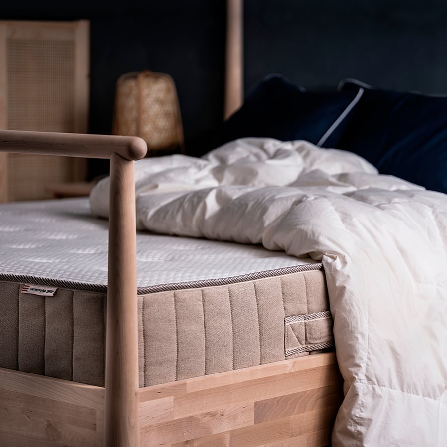Materac IKEA VATNESTRÖM na drewnianym łóżku w sypialni
