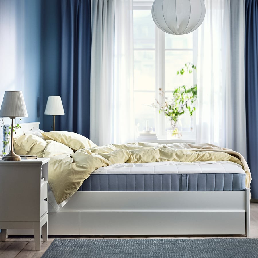 Materac IKEA VESTERÖY na łóżku w sypialni