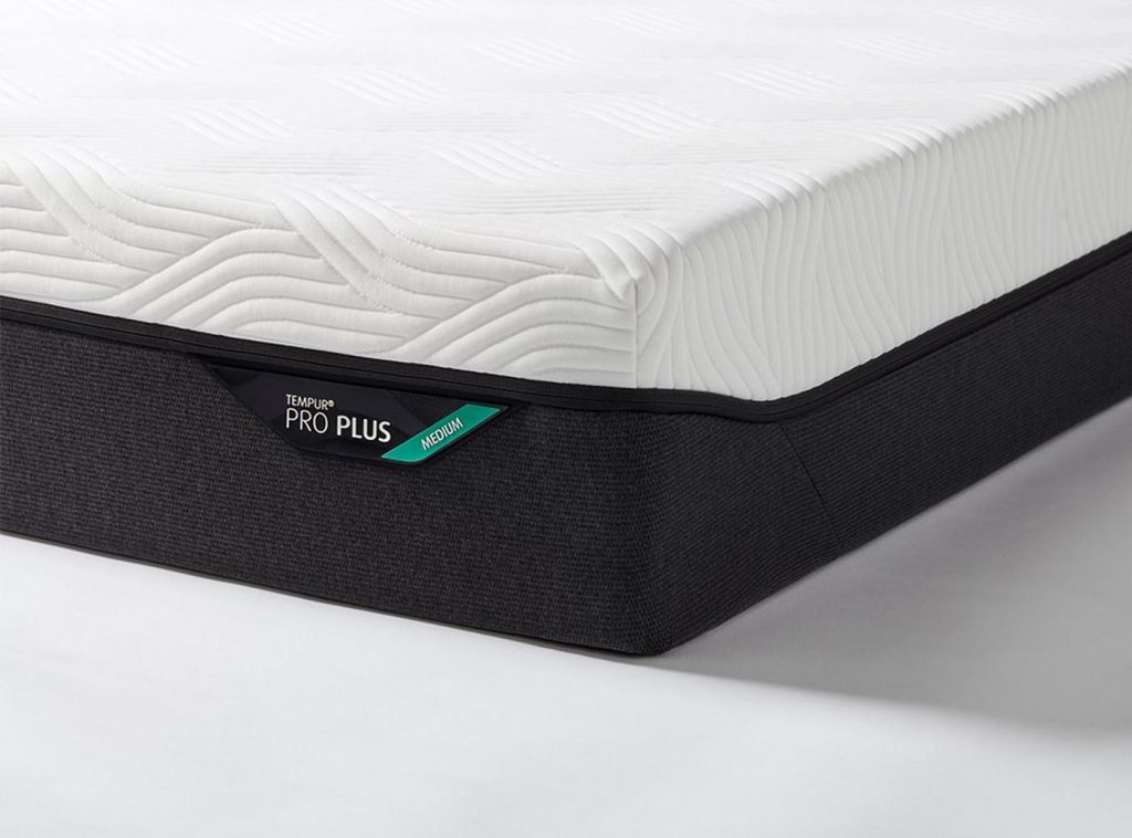 Tempur Pro Plus: narożnik materaca z oznaczeniem modelu