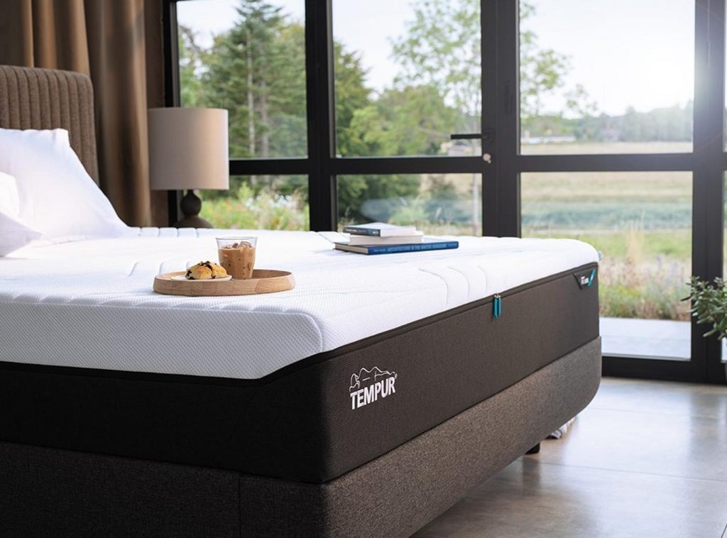 Materac Tempur Pro Plus CoolQuilt na łóżku w sypialni